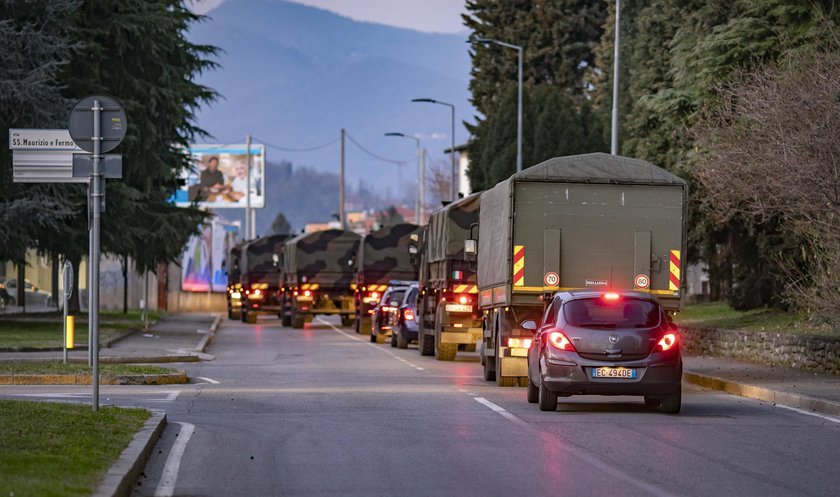 Bergamo. Miasto trumien. Tak wojsko wywozi ciała z miasta