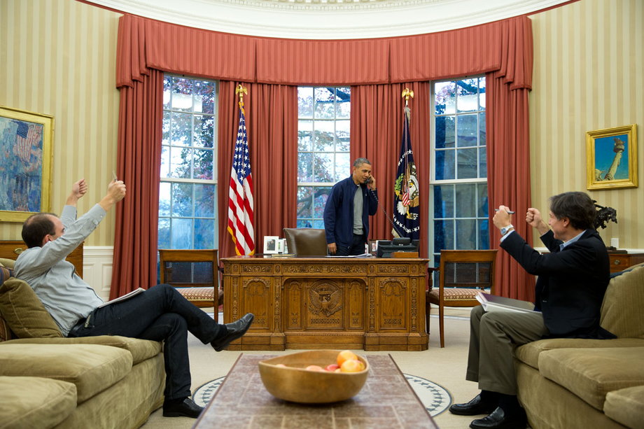 Ben Rhodes i Tony Blinken podnoszą kciuki, kiedy prezydent rozmawia przez telefon z Sekretarzem Stanu Johnem Kerrym w celu omówienia bieżących negocjacji z Iranem w 2013 r.