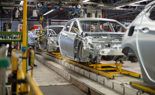 Linia produkcyjna samochodów Opel Astra w fabryce dużych samochodów dostawczych PSA Manufacturing Poland w Gliwicach