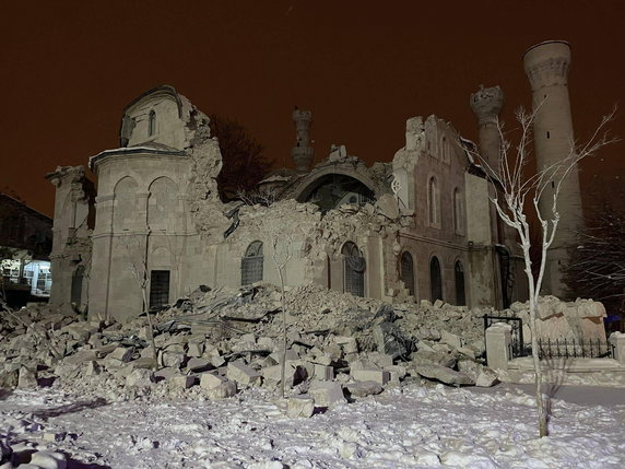 Meczet Yeni Cami po trzęsieniu ziemi