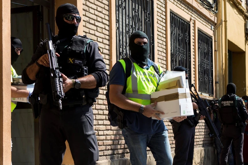 Španska policija iznosi dokumenta iz kuće koju su koristili teroristi