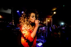 Burza loków i talent. Zjawiskowa Ella Eyre w Warszawie [ZDJĘCIA]