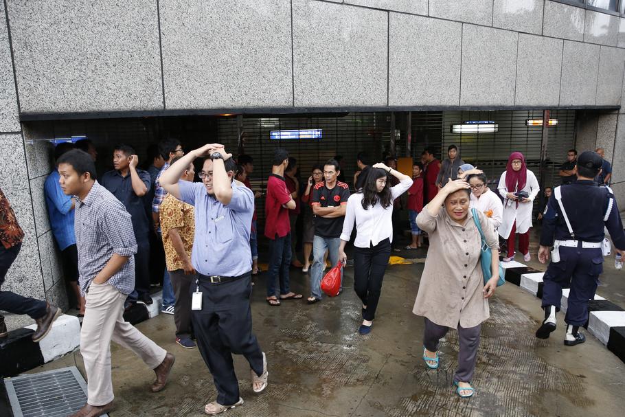 Ewakuacja pracowników giełdy w Dżakarcie