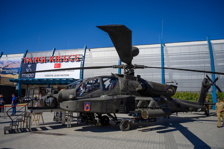 Śmigłowiec AH-64 Apache zaprezentowany podczas XXX Międzynarodowego Salonu Przemysłu Obronnego w Kielcach