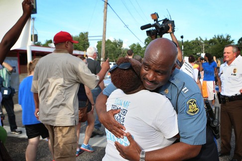 Kapitan Ron Johnson z policji w St. Louis w Missouri przytula jedną z protestujących. Fot. David Carson/TNS/ZUMA Wire/Newspix.pl