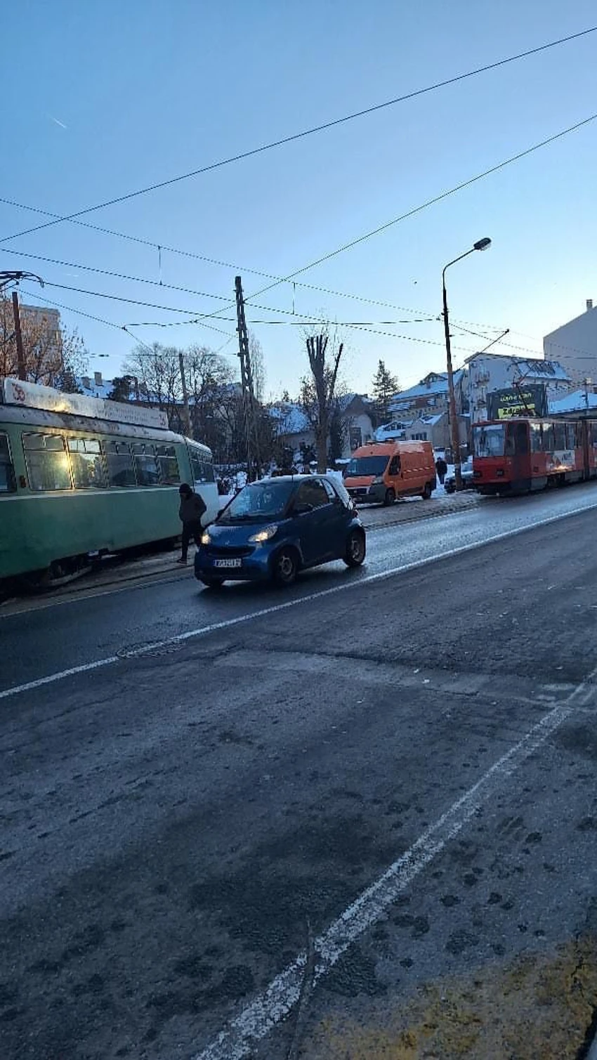 Tramvaj iskočio iz šina
