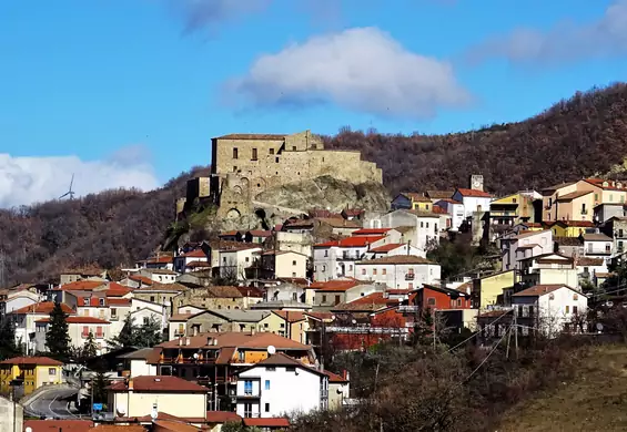 Kolejne miasto we Włoszech sprzedaje domy za niecałe 5 zł. Większość ma ponad 200 lat