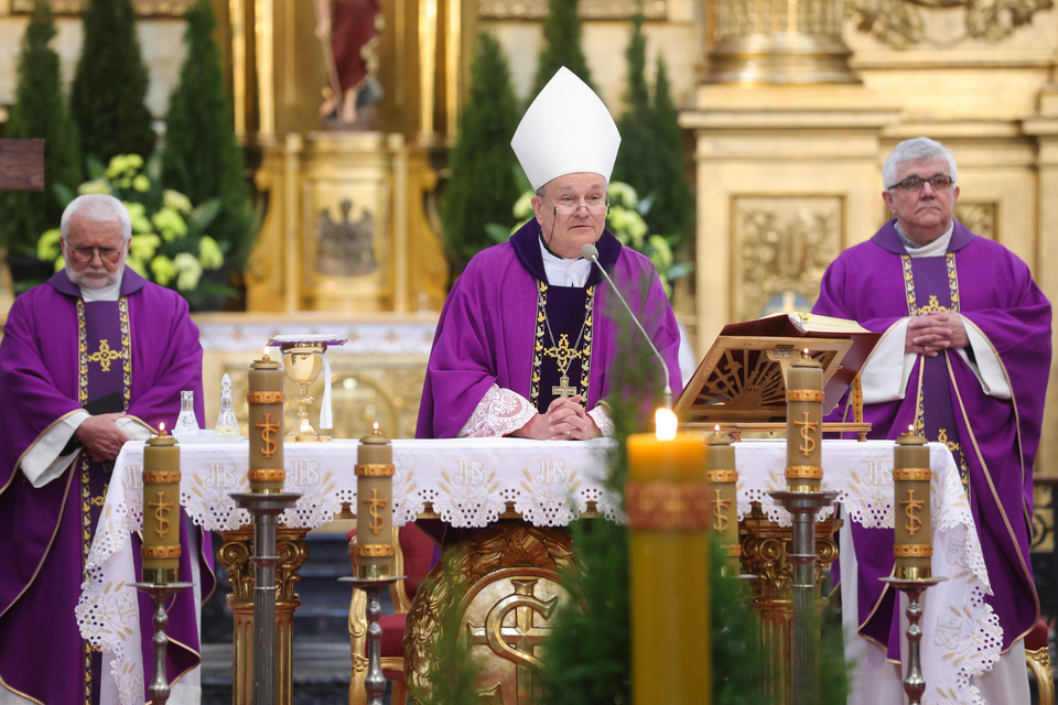 Pogrzeb Zofii Kucówny: biskup pomocniczy warszawski Michał Janocha