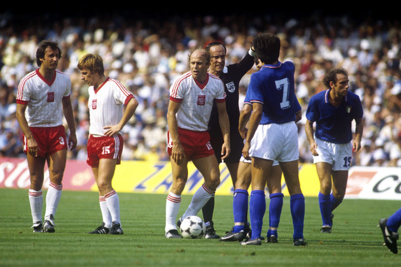 Grzegorz Lato przygotowuje się do wykonania rzutu wolnego w półfinałowym meczu z Włochami na MŚ w 1982 r.