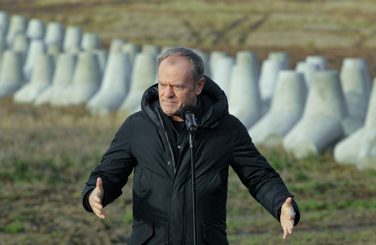 Dąbrówka (woj. warmińsko-mazurskie), 30.11.2024. Premier Donald Tusk podczas wizyty na pierwszym wybudowanym odcinku Tarczy Wschód, na granicy polsko-rosyjskiej w okolicach miejscowości Dąbrówka, 30 bm. (aldg) PAP/Tomasz Waszczuk