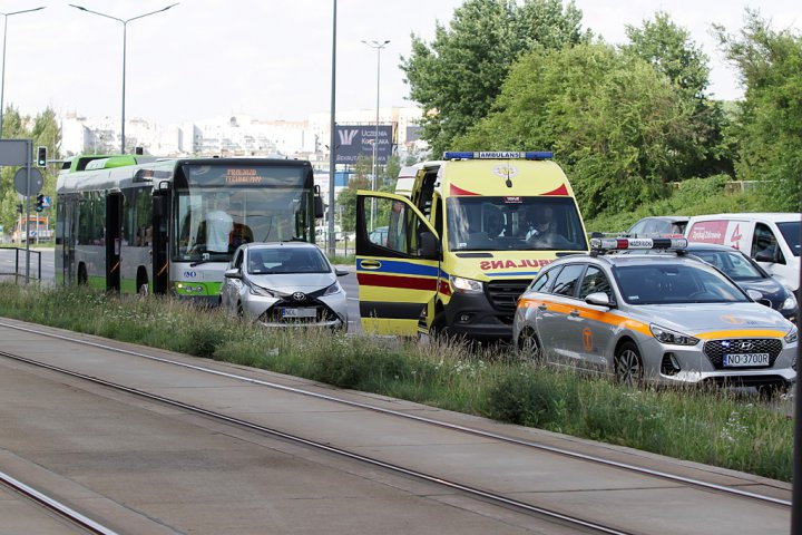 Uderzyła w autobus miejski pod Galerią Warmińską [ZDJĘCIA]