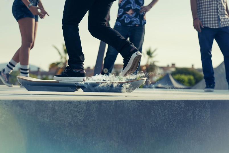 Projekt lexus hoverboard rozpoczął się 18 miesięcy temu we współpracy z naukowcami z IFW Dresden oraz z firmy evico GmbH, która specjalizuje się w technologii magnetycznej lewitacji. Po serii testów w laboratoriach w Dreźnie w wykonaniu profesjonalnego skateboardzisty, Rossa McGourana, zespół postanowił sprawdzić, na co stać ich wynalazek.