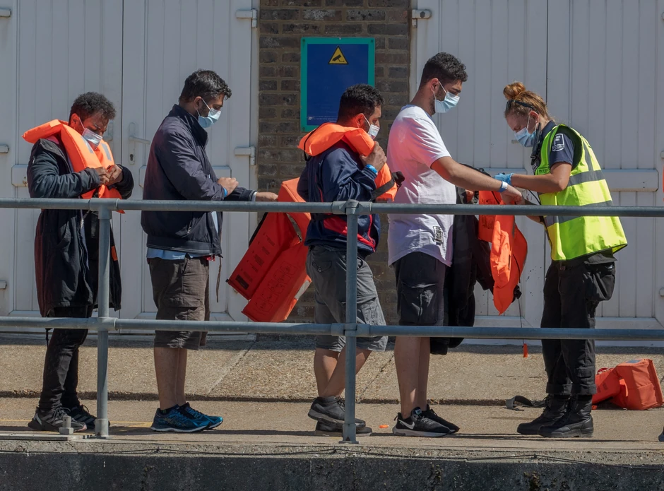 Migranti u Doveru nakon prelaska Lamanša u čamcima