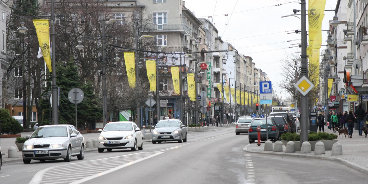 Koszmar w Gdyni. 34-latek wepchnął staruszkę pod nadjeżdżające auta