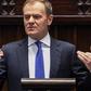 Premier Donald Tusk gestykuluje na mównicy Sejm