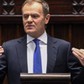 Premier Donald Tusk gestykuluje na mównicy Sejm