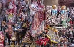 Wiara czyni kupca, czyli biznes sakralny w Polsce. Może być kiczowate, byle pamiątkowe