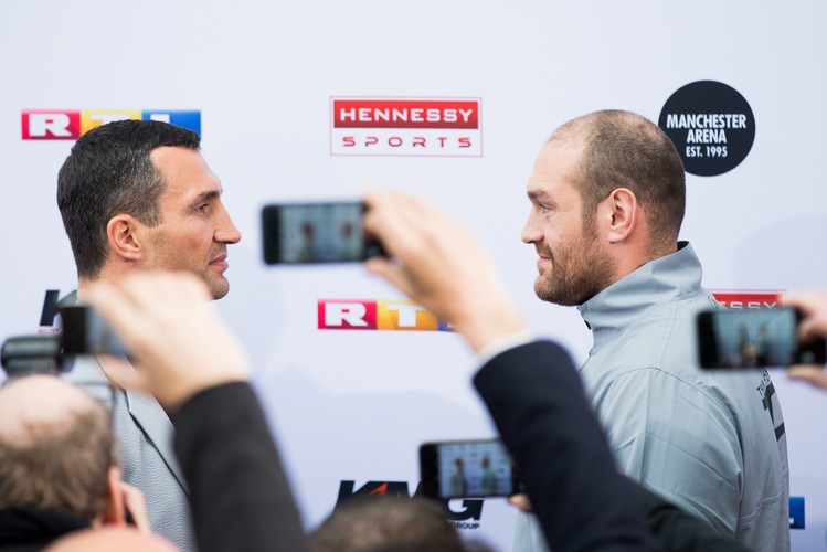 Ten grubas będzie walczył z Kliczką. Fury pokazał swój brzuch