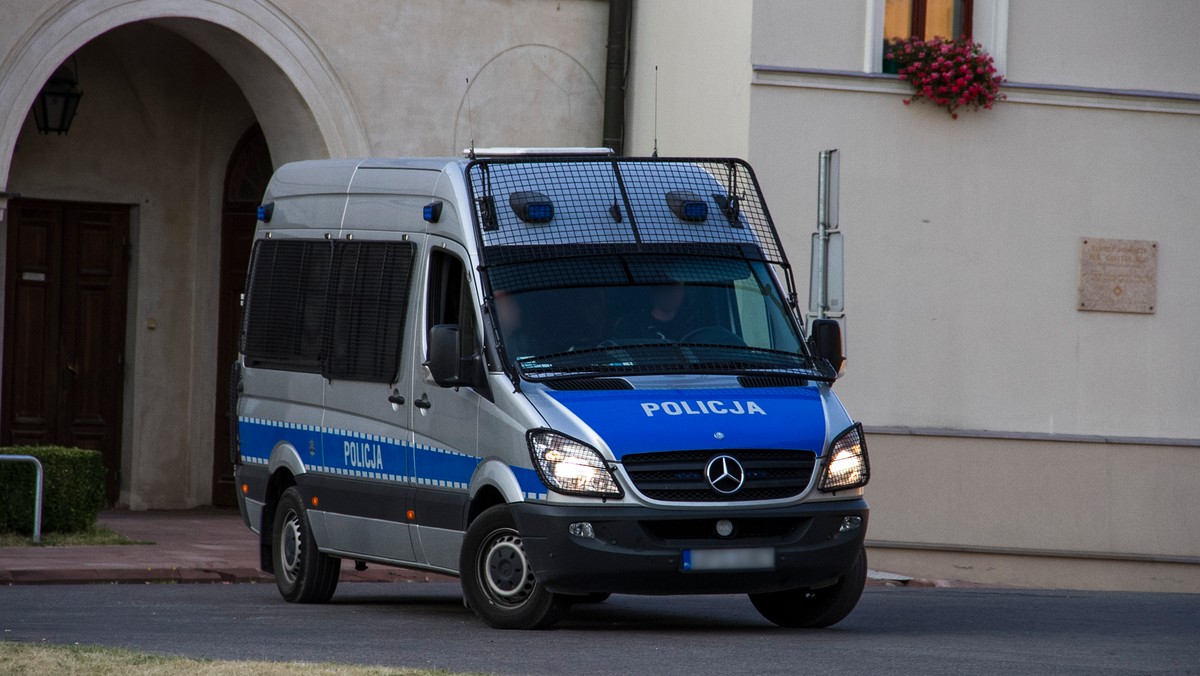 Na dwa lata więzienia w zawieszeniu skazał sąd w Dąbrowie Górniczej b. policjantkę z tego miasta Annę K., oskarżoną o spowodowanie wypadku drogowego. Według sądu w 2009 roku funkcjonariuszka potrąciła na pasach kobietę i uciekła, nie udzielając jej pomocy.