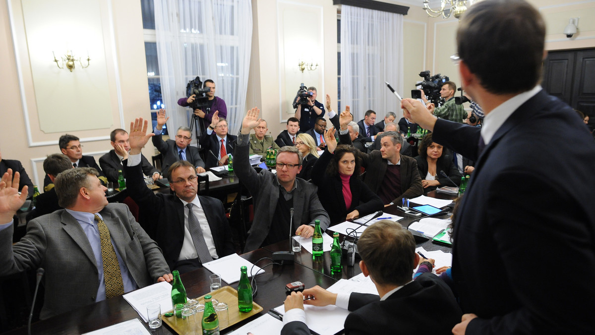 Dziś po południu zebrała się sejmowa komisja spraw zagranicznych, która rozpatruje wniosek PiS o odwołanie ministra spraw zagranicznych Radosława Sikorskiego. Na posiedzenie komisji nie przyszedł szef MSZ.