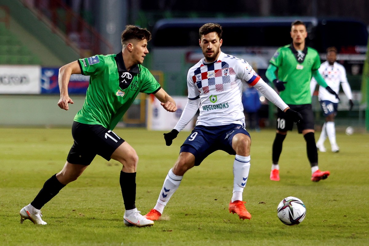 Piłkarz Rakowa Częstochowa Peter Schwarz (L) i Jesus Jimenez (C) z Górnika Zabrze