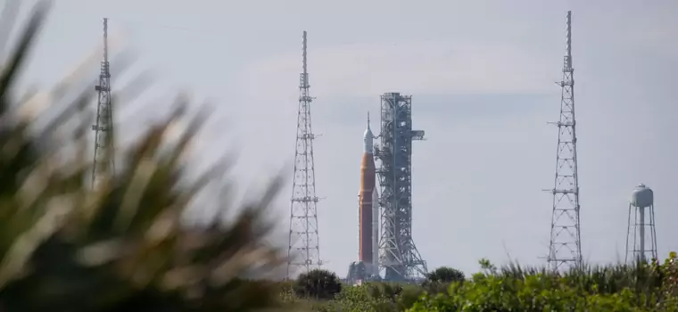 W stanowisko startowe ogromnej rakiety NASA uderzył piorun. Zobacz nagranie