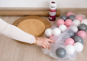 Uzela je plastične loptice i napravila sto koji u prodavnici košta 700 evra