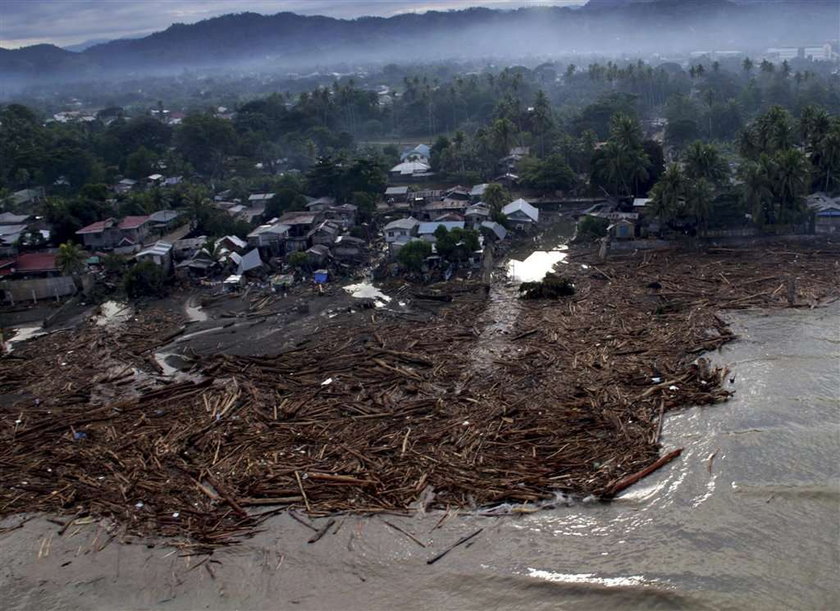 Horror na Filipinach. Ponad tysiąc osób zaginionych po powodzi