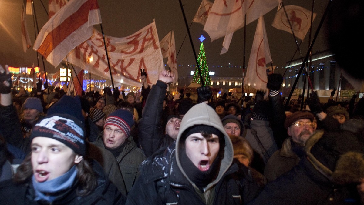 Prezydent Białorusi Alaksandr Łukaszenka nazwał niedzielną akcję opozycji "bandytyzmem", a jej uczestników "wandalami". Zapowiedział też więzienie dla zatrzymanych.