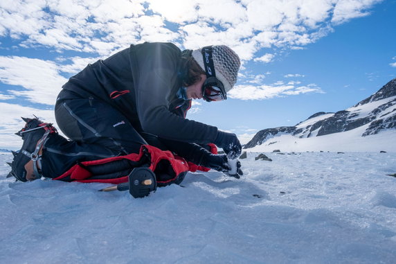 Pobieranie próbek niebieskiego lodu podczas chilijskiej misji w Górach Ellswortha