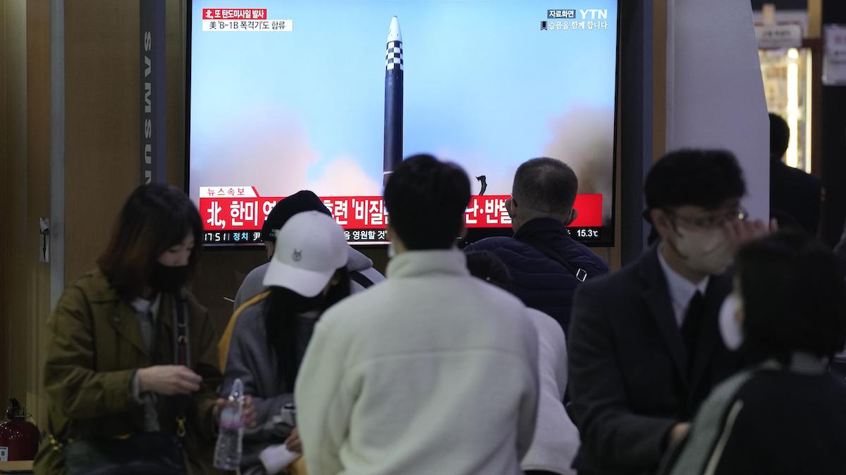 Cestujúci sledujú televízne správy, ktoré informujú o tom, že KĽDR odpálila ďalšie štyri balistické strely na železničnej stanici v Soule