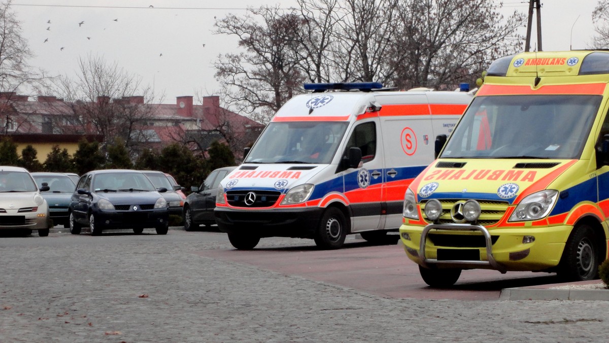 Audi Q5 i renault espace zderzyły się w poniedziałkowe przedpołudnie w okolicy przejazdu kolejowego w Lipowym Polu Plebańskim w powiecie skarżyskim. Do szpitala trafiły cztery osoby.