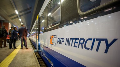 Zmiany dla pasażerów PKP Intercity. Przymusowy postój i dodatkowe wagony