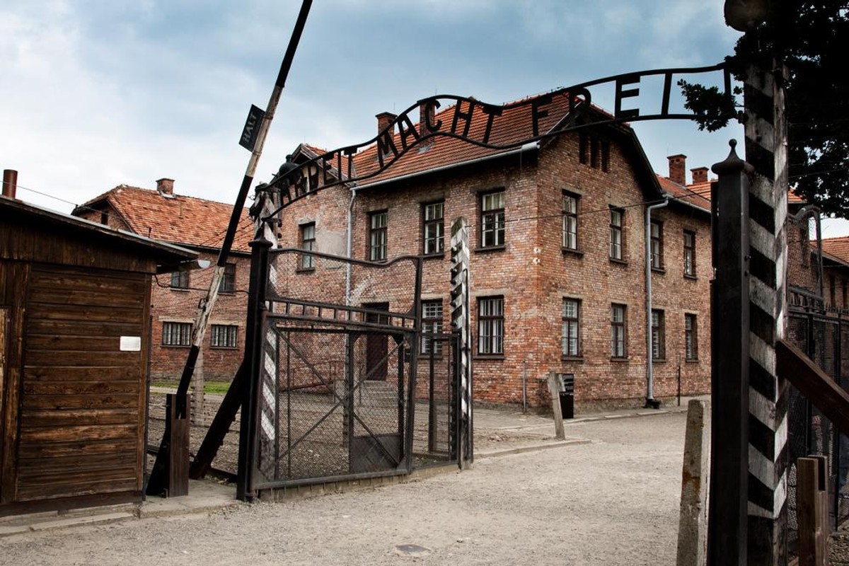 Fakt, iż mówi się o Żydach, nie zaś o martyrologii Polaków, oburzył wielu polskich obywateli.