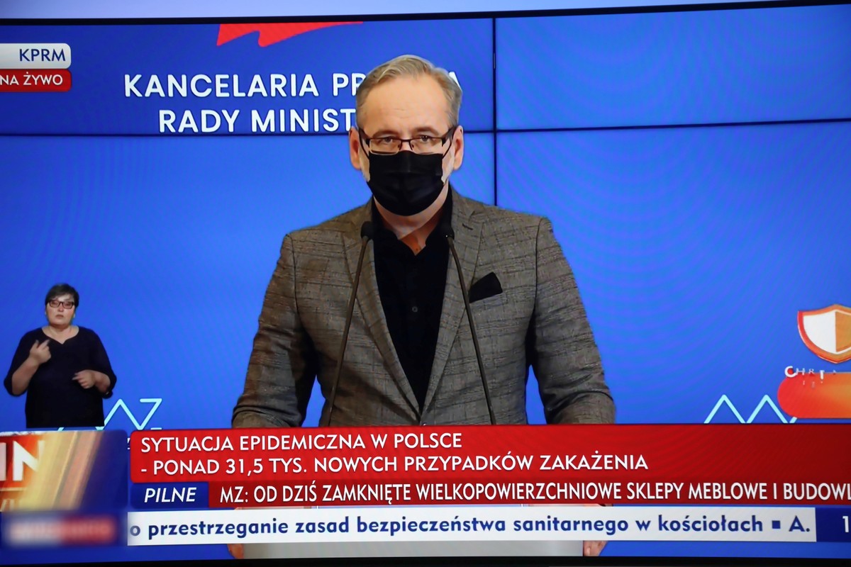 Minister zdrowia Adam Niedzielski podczas konferencji prasowej, transmitowanej z siedziby KPRM
