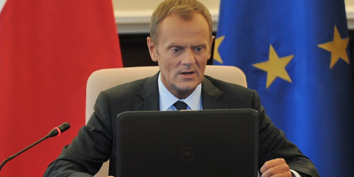 Donald Tusk przed laptopem