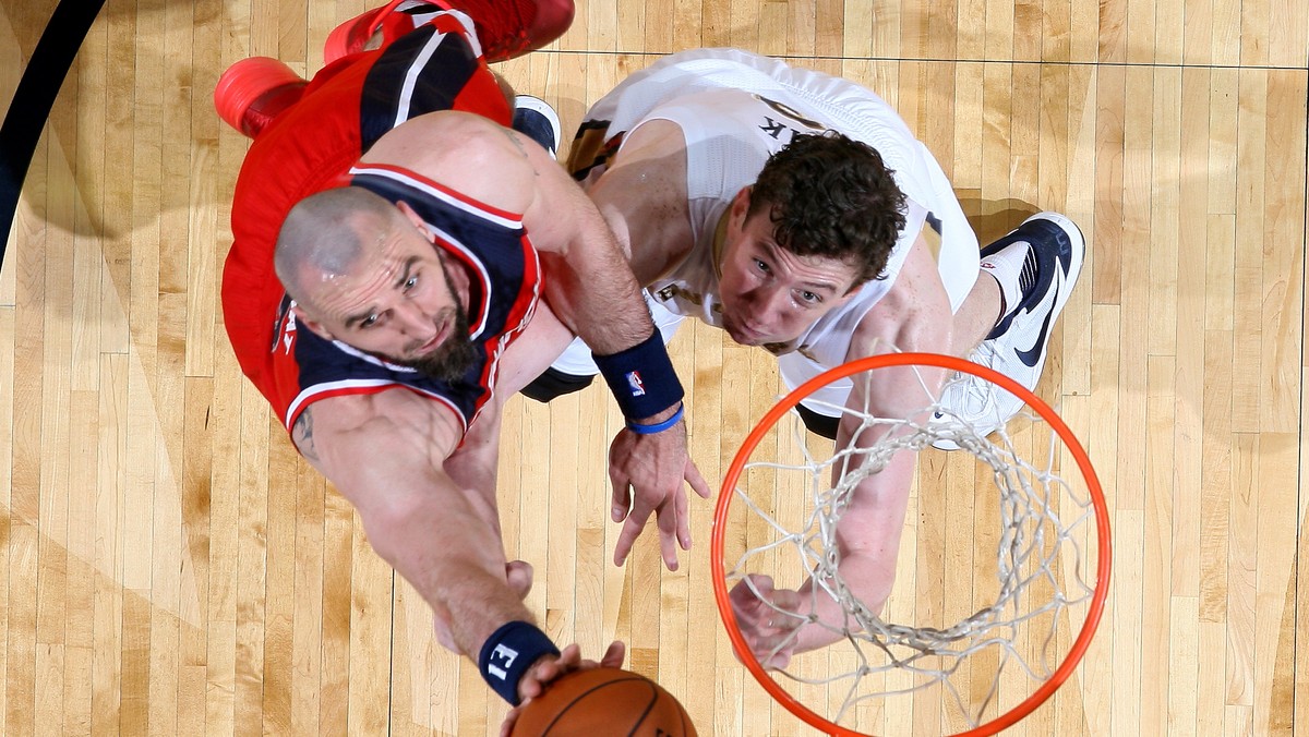 Washington Wizards przegrali z New Orleans Pelicans 105:107. Był to pierwszy z czterech wyjazdowych meczów Czarodziejów w nadchodzących dniach. Marcin Gortat rzucił 10 punktów i zaliczył 500. asystę w karierze.