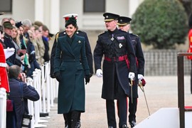 Ljudi su saznali KAKAV KAPUT je Kejt obukla i svi misle isto: A evo zašto nosi DETELINU dok je SAMA na dužnosti, jača nego ikada pre