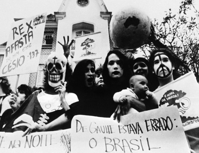 Snimljeno 29. oktobra 1987. u Rio de Žaneiru u Brazilu, prikazuje mladu ženu sa bebom i članove ekološke Zelene stranke koji protestuju ispred sedišta Nacionalne komisije za nuklearnu energiju u znak demonstracije protiv incidenta nuklearnog zračenja koji se dogodio u Gojaniji