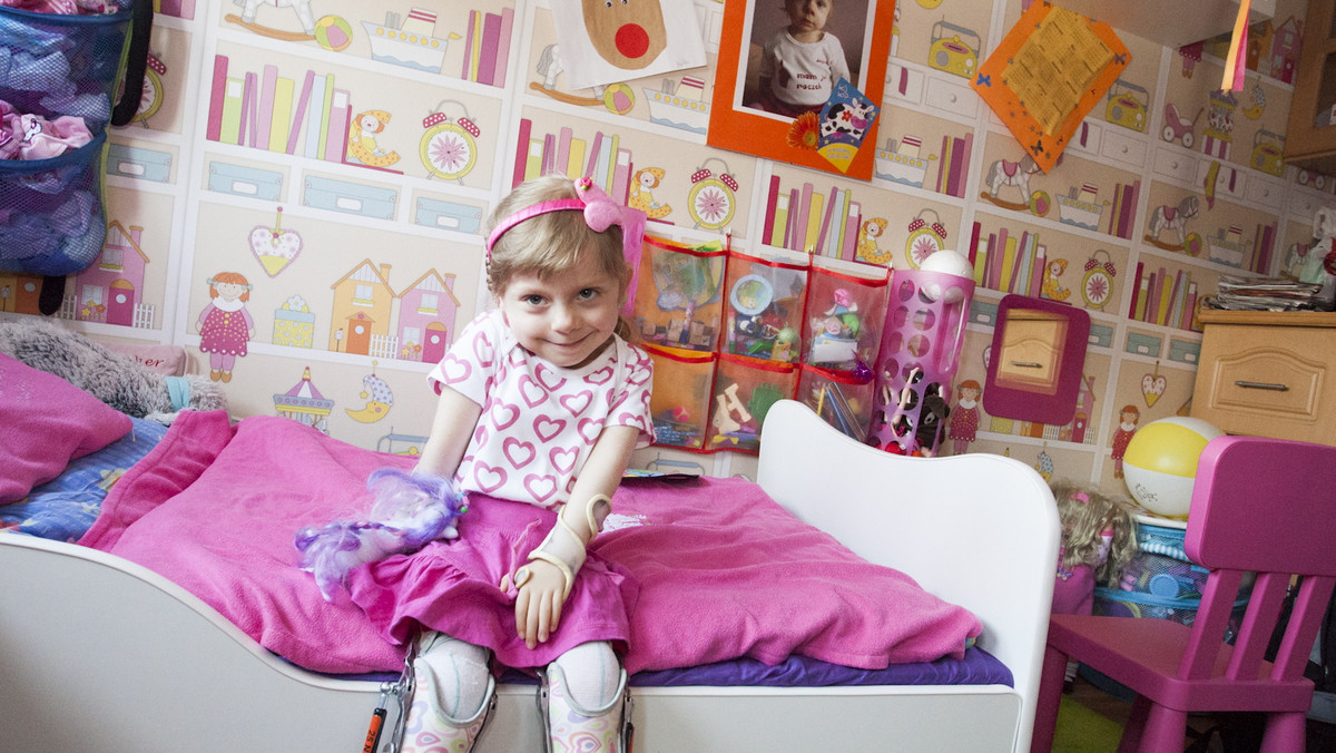 Skomplikowana operacja za granicą to jedyna szansa dla trzyletniej Jagody Labus z Chorzowa cierpiącej na artrogrypozę. Dziewczynka nie może samodzielnie chodzić, ale można jej pomóc - czytamy w "Gazecie Wyborczej".