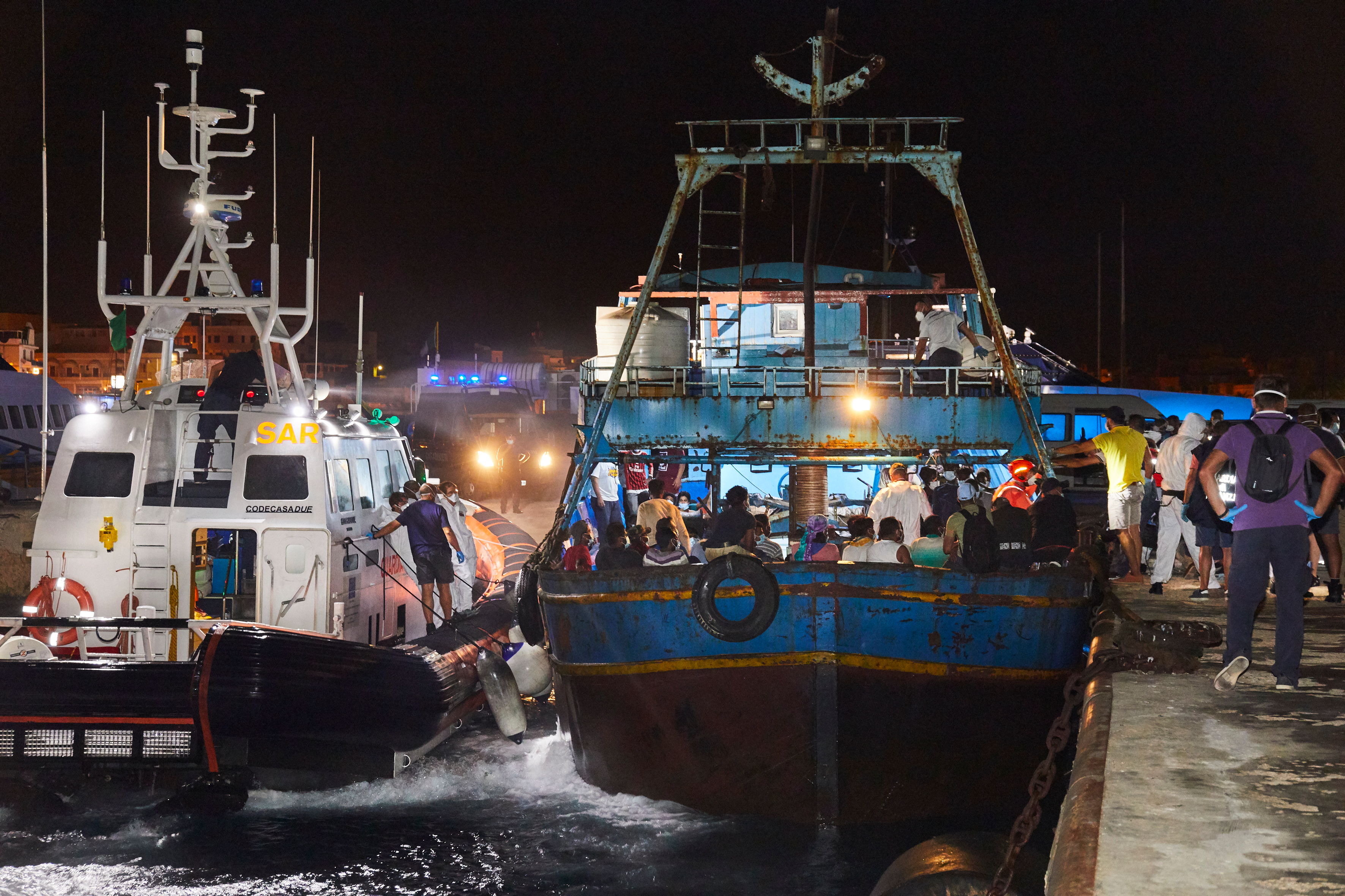 Lampedusa: fermato scafista egiziano con 70 migranti