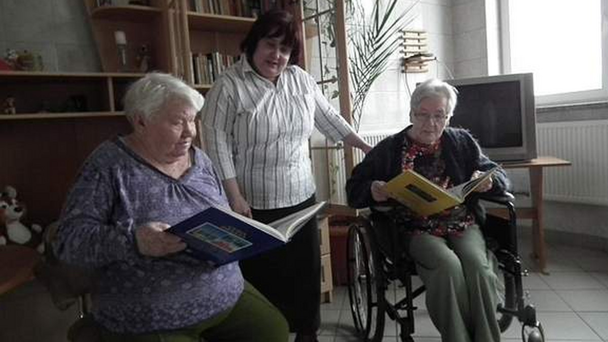 Renata Majorek wspólnie z słuchaczami Uniwersytetu Trzeciego Wieku prowadzi akcję zbierania książek dla mieszkańców Zakładu Opiekuńczo Leczniczego w Gubinie.