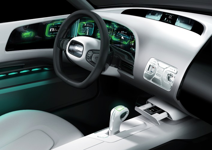 Wnętrze - pięć dotykowych wyświetlaczy z trójwymiarową grafiką