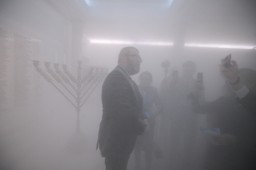 Exposé w cieniu skandalu. Poseł Braun zgasił gaśnicą świece chanukowe