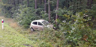 Zwłoki kobiety w rozbitym aucie pod Krakowem. Mogła tam leżeć przez wiele godzin