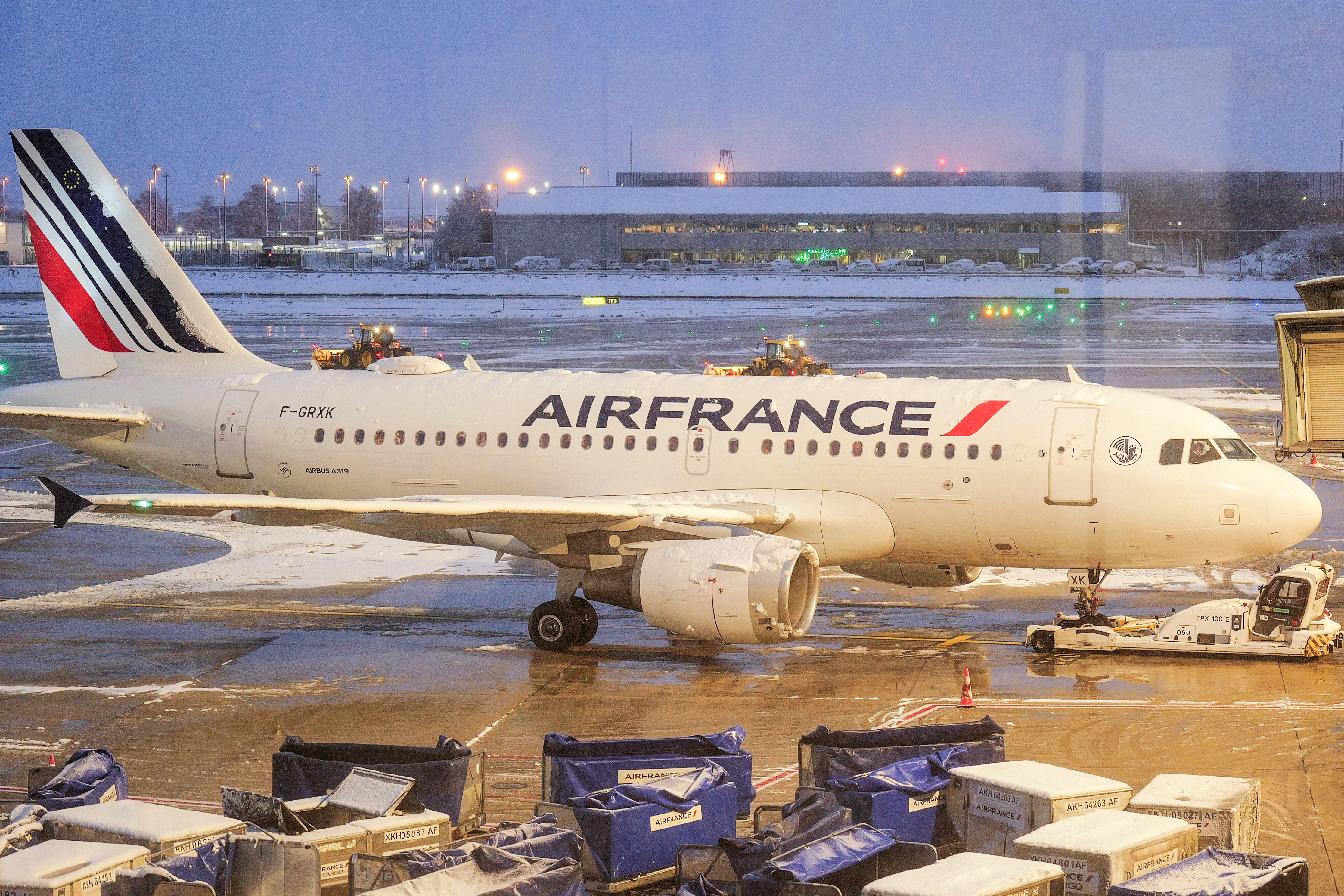 Paris : 15 % de vols réduits ce lundi à cause de la neige