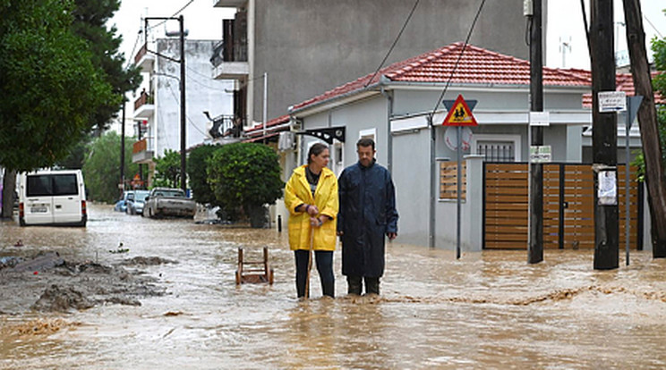 Helyi lakosok a Daniel nevű vihar okozta árvíz által elöntött egyik utcán Vóloszban 2023. szeptember 7-én/Fotó: MTI/EPA/ANA-MPA/Hacipolitisz Nikolaosz