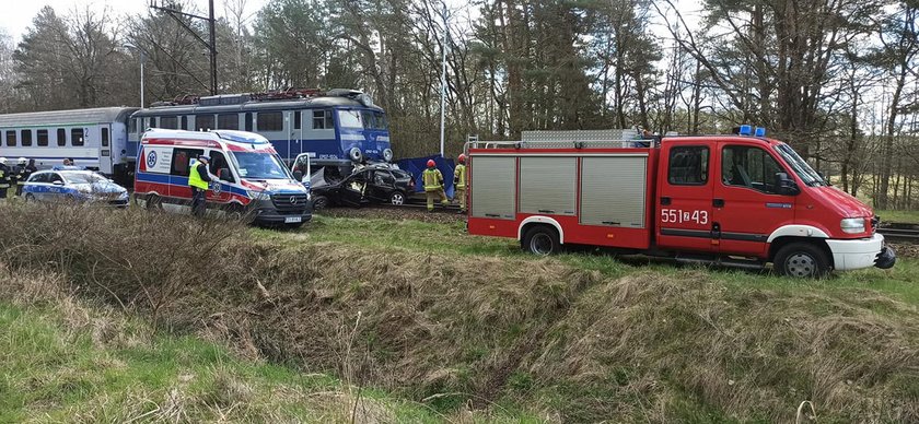 Pociąg zmiażdżył samochód 26-latka. Mężczyzna nie miał szans