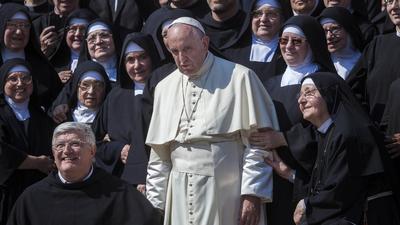 Papież Franciszek pozuje do zdjęcia poczas cotygodniowej audiencji generalnej na placu Świętego Piotra w Watykanie,  14 września 2016 r.