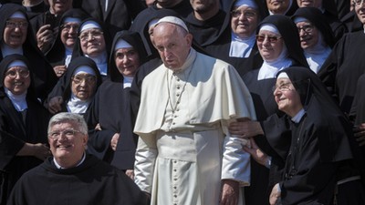 Papież Franciszek pozuje do zdjęcia poczas cotygodniowej audiencji generalnej na placu Świętego Piotra w Watykanie,  14 września 2016 r.